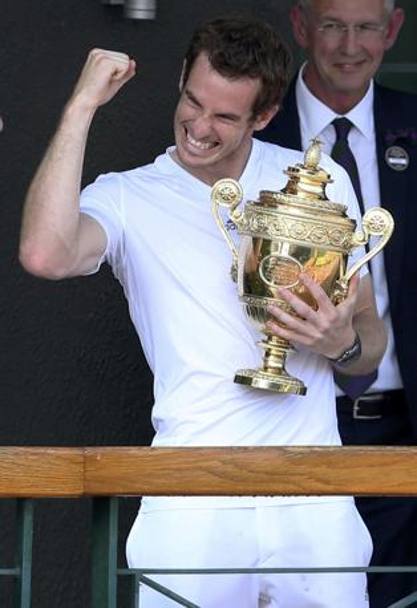 Andy Murray si prende la pi dolce delle rivincite sei mesi dopo a Londra: eccolo trionfare a Wimbledon, primo inglese dopo 77 anni. La vittoria sull&#39;erba arriva in tre set 6-4 7-5 6-4